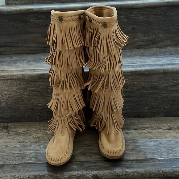 Minnetonka 5 layer fringe moccasin boot - Picture 2 of 6
